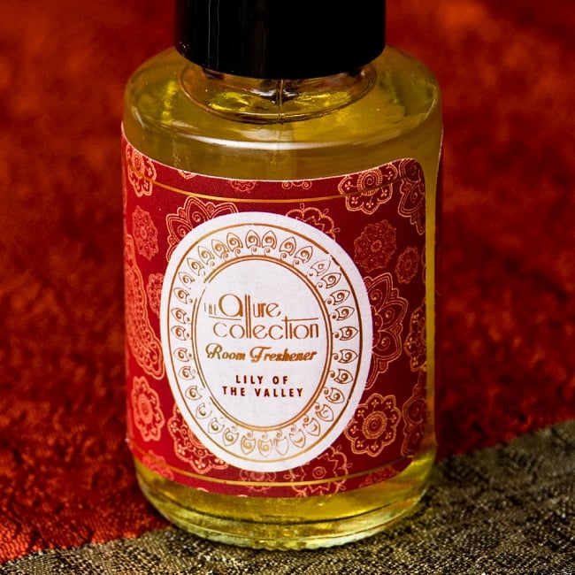 ルームフレッシュナー [Allure Collection］ - リリーオブザバレー 2 - おしゃれなデザインで新しいインドの香りの世界を創造する、Song of India製。「Allure Collection」のロゴが光ります。