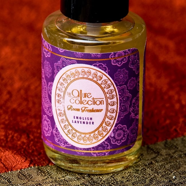ルームフレッシュナー [Allure Collection］ - イングリッシュラベンダー 2 - おしゃれなデザインで新しいインドの香りの世界を創造する、Song of India製。「Allure Collection」のロゴが光ります。