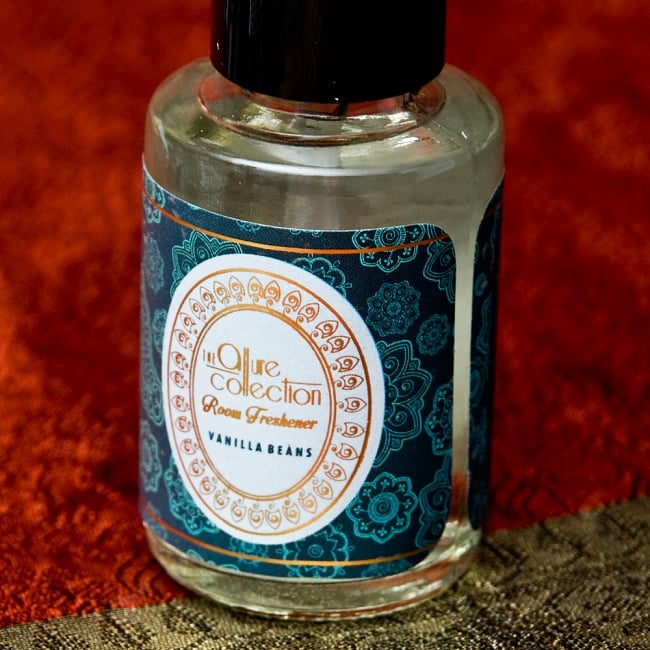 ルームフレッシュナー [Allure Collection］ - バニラビーンズ 2 - おしゃれなデザインで新しいインドの香りの世界を創造する、Song of India製。「Allure Collection」のロゴが光ります。