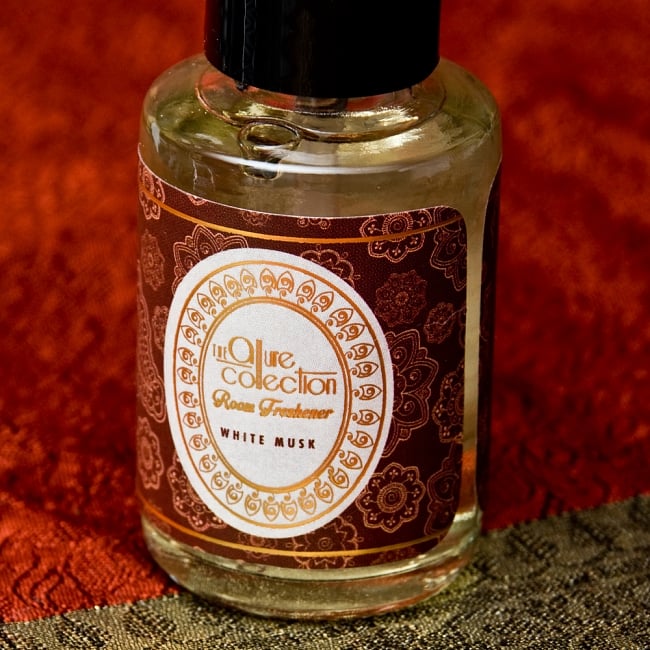 ルームフレッシュナー [Allure Collection］ - ホワイトムスク 2 - おしゃれなデザインで新しいインドの香りの世界を創造する、Song of India製。「Allure Collection」のロゴが光ります。