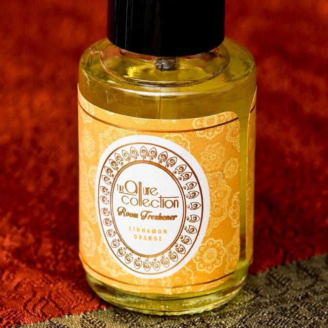 ルームフレッシュナー [Allure Collection］ - シナモンオレンジ 2 - おしゃれなデザインで新しいインドの香りの世界を創造する、Song of India製。「Allure Collection」のロゴが光ります。