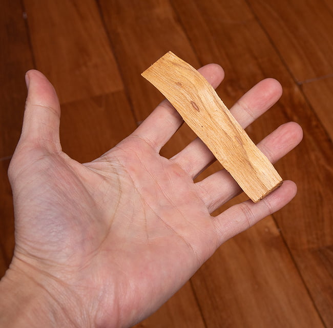パロサント PALOSANTO ペルー産 香木 スティック【約50g （3〜4本程度）】 3 - サイズ比較のために手に持ってみました