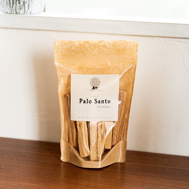 パロサント　天然の香木〔約100g〕品質の良いペルーのピウラ産　PALO SANTO　チャック付き袋　ヨガや瞑想　浄化などへ 11 - 袋にはマチがあるので、このように立てて置いておくこともできます。