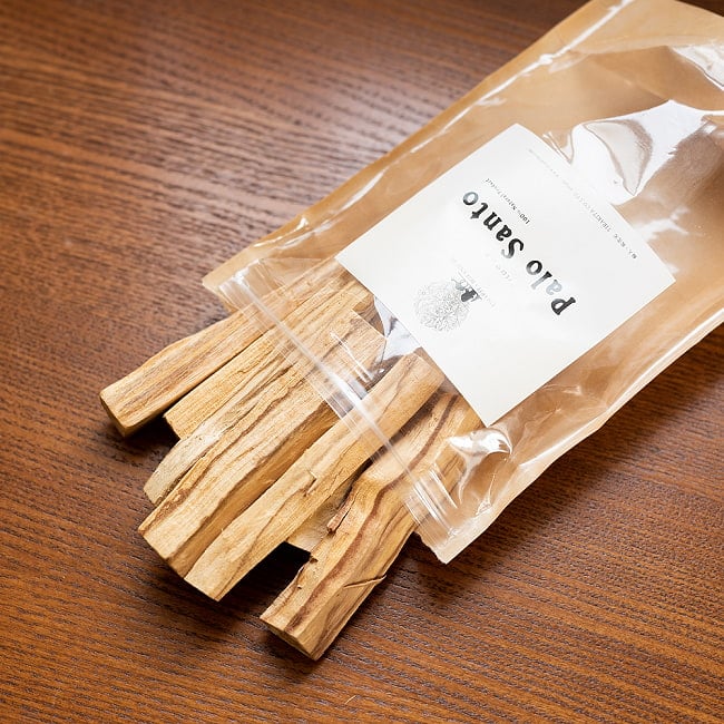 パロサント　天然の香木〔約100g〕品質の良いペルーのピウラ産　PALO SANTO　チャック付き袋　ヨガや瞑想　浄化などへ 4 - 結構沢山はいっています！