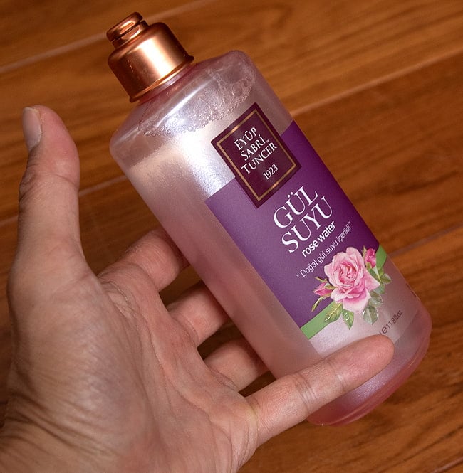 トルコのローズ ウォーター - GUL SUYU ROSE WATER - イー・エス・ティー　ローズウォーター 350ml　化粧水　薔薇 5 - サイズ比較のために手に持ってみました