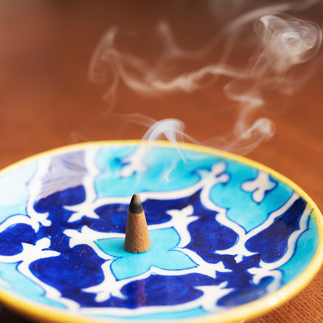 シヴァへの祈りを込めたお香　Bam Bam Bhole香　〔6種の香り　36個入り〕　ナチュラルインセンス　コーン香セット 7 - 火をつけてみたところです。お香たてや、陶器のお皿の上などでお楽しみいただけます。