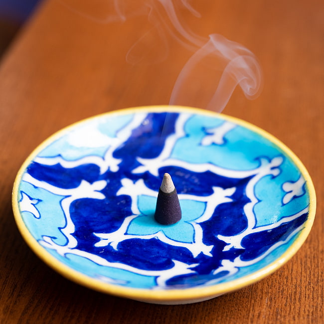 ナマステ香シリーズ　バニラの香り　NAMASTE　NATURAL INCENSE CONES 6 - 火をつけてみたところです。お香たてや、陶器のお皿の上などでお楽しみいただけます。