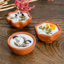 【1点】ドライフラワーとナチュラルフレグランスのキャンドル 素焼き小皿入り 小 直径5cm程度