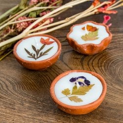 限定セール【1点】ドライフラワーとナチュラルフレグランスのキャンドル 素焼き小皿入り 中 直径6.5cm程度