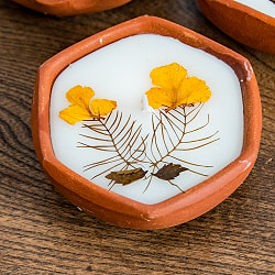 【1点】ドライフラワーとナチュラルフレグランスのキャンドル 素焼き小皿入り 大 直径8cm程度 - サブ2