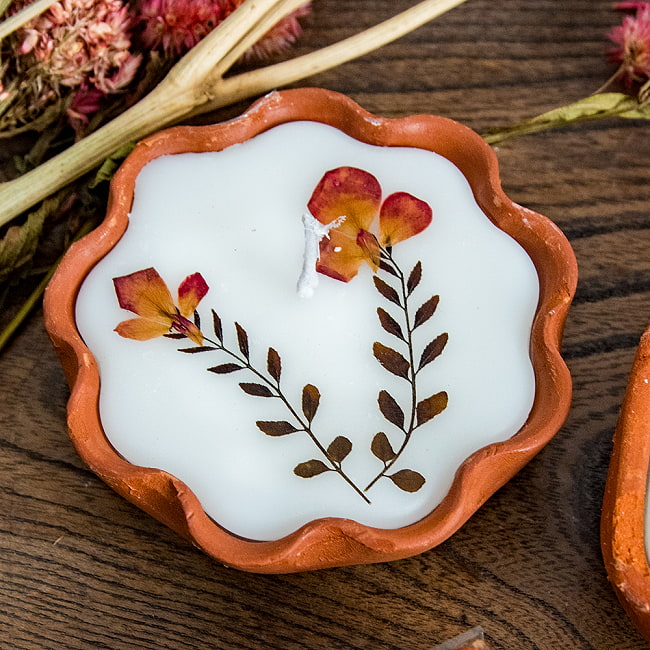【1点】ドライフラワーとナチュラルフレグランスのキャンドル 素焼き小皿入り 大 直径8cm程度 4 - お花の種類や小皿はランダムになります。
