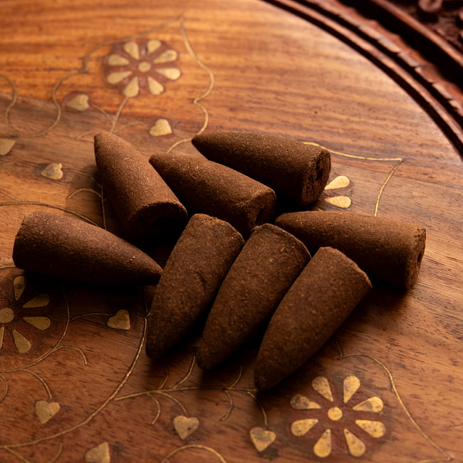 Deepika backflow 流川香 倒流香 コーン香 Sandal Wood 5 - 10個程度入っています。コーン香はサンプルになりますので、実際の色と異なる場合もございます。