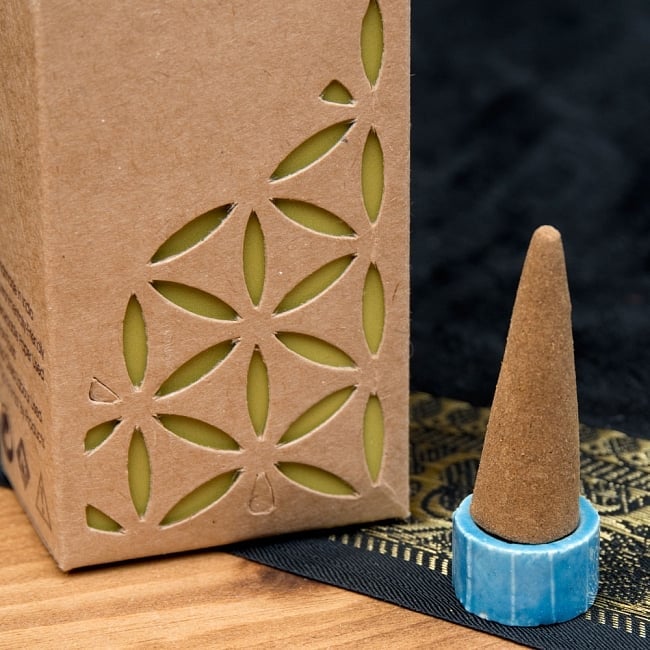 【6個セット】お香立つきOrganic Goodnessコーン香ギフトセット - バニラ 9 - 中にはコーン香が12本と、陶器のお香たてが入っています
