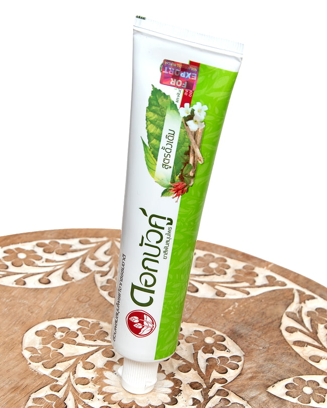 【6個セット】Dok Bua Ku ハーバル トゥースペースト オリジナル - HERBAL TOOTHPASTE ORIGINAL 100g 4 - 色々なハーブがたっぷりはいっています。斜めから撮影しました