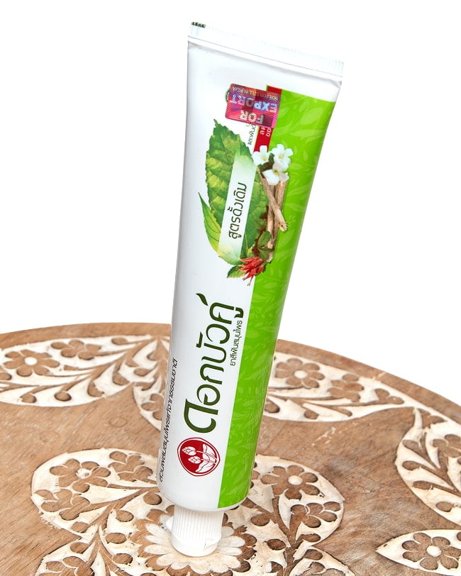 【3個セット】Dok Bua Ku ハーバル トゥースペースト オリジナル - HERBAL TOOTHPASTE ORIGINAL 100g 4 - 色々なハーブがたっぷりはいっています。斜めから撮影しました