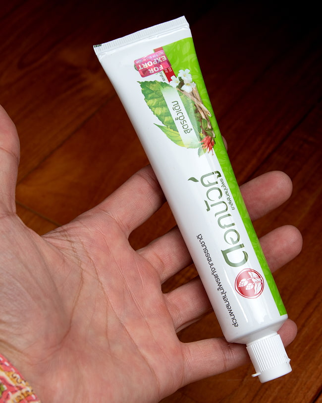【3個セット】Dok Bua Ku ハーバル トゥースペースト オリジナル - HERBAL TOOTHPASTE ORIGINAL 100g 6 - サイズ比較のために手に持ってみました