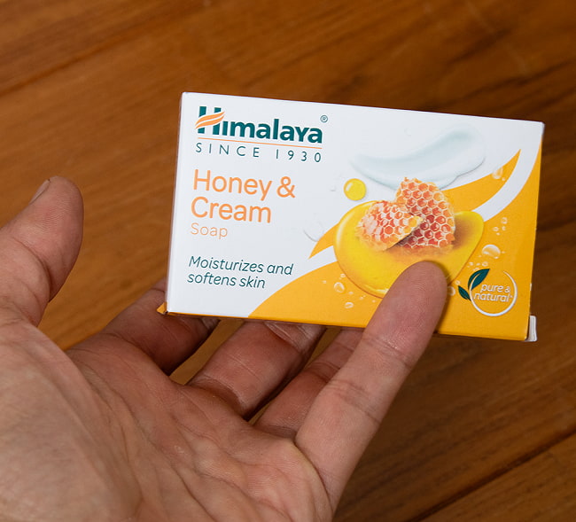 【送料無料・6個セット】ヒマラヤ ハニー&クリーム 石鹸 Honey & Cream Soap 75g【Himalaya Herbals】 5 - サイズ比較のために、手に持ってみました
