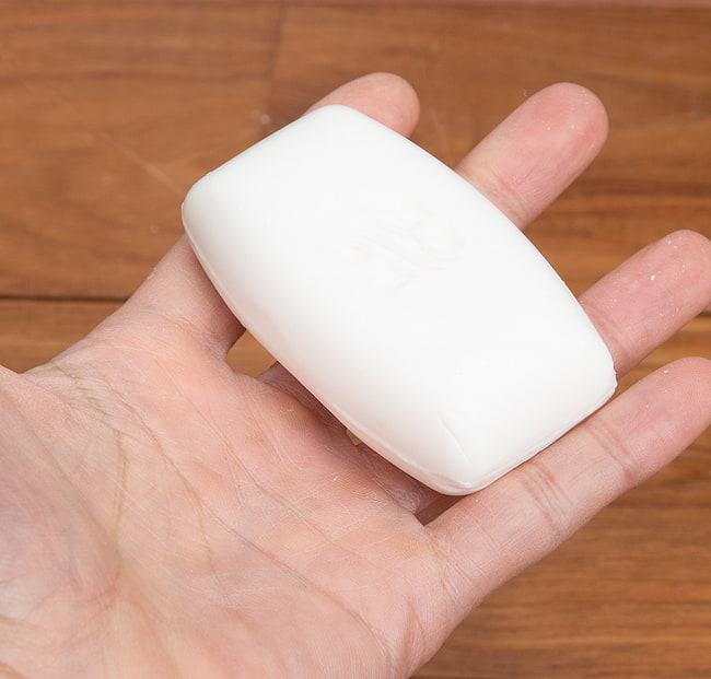 【送料無料・6個セット】ヒマラヤ ハニー&クリーム 石鹸 Honey & Cream Soap 75g【Himalaya Herbals】 6 - サイズ比較のために、手に持ってみました