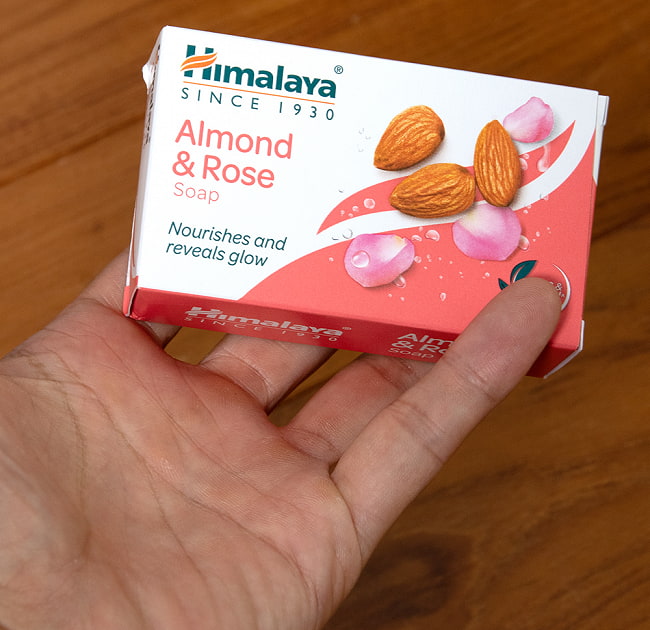 【送料無料・6個セット】ヒマラヤ アーモンド&ローズ 石鹸 Almond & Rose Soap 75g【Himalaya Herbals】 6 - サイズ比較のために、手に持ってみました