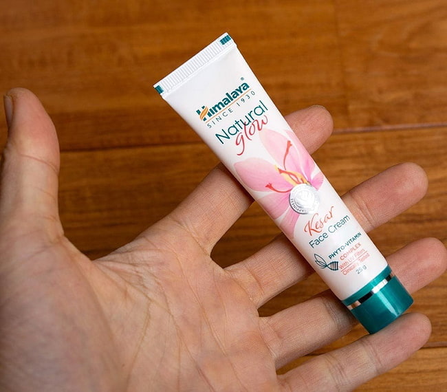 【6個セット】ＨＩＭＡＬＡＹＡ　 グロウ　フェイスクリーム - Natural Glow Kesar Face Cream 25g[Himalaya Herbals] 4 - サイズ比較のために、手に持ってみました