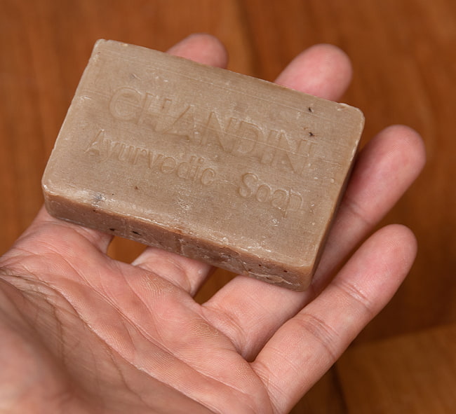 【6個セット】ＣＫＫＭ　アーユルブリス　チャンディニ　ソープ　ＮＴ[AYURBLISS CHANDINI NEEM&TULASI] 9 - サイズ比較のために手に持ってみました