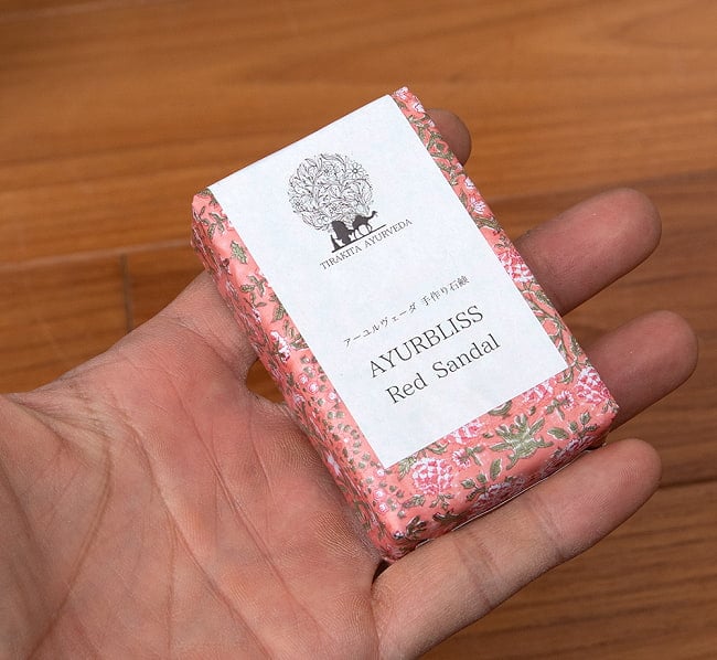 【6個セット】ＣＫＫＭ　アーユルブリス　チャンディニ　ソープ　Ｒ  [CKKM AYURBLISS CHANDINI Red Sandal] 5 - サイズ比較のために手に持ってみました。
