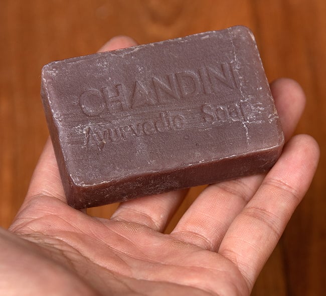 【6個セット】ＣＫＫＭ　アーユルブリス　チャンディニ　ソープ　Ｒ  [CKKM AYURBLISS CHANDINI Red Sandal] 8 - サイズ比較のために手に持ってみました