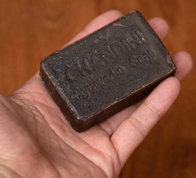 【6個セット】ＣＫＫＭ　アーユルブリス　チャンディニ　トリパラディ　ソープ[CKKM AYURBLISS CHANDINI TRIPHALADI] 9 - サイズ比較のために手に持ってみました