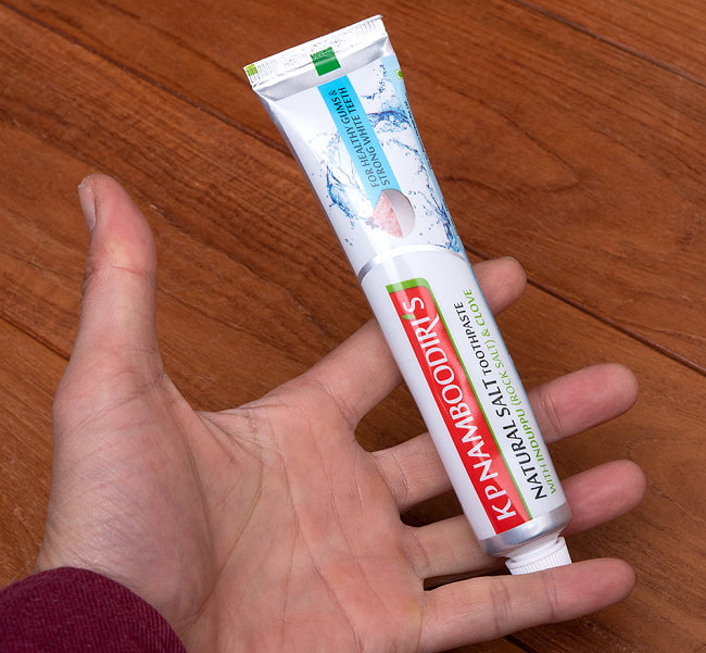 【3個セット】ナンブーディリ　ナチュラル　ハーバル　トゥースペースト　Ｓ - K P Namboodiri's Natural Salt Toothpaste【K P NAMBOODIRIS 8 - サイズ比較のために手に持ってみました