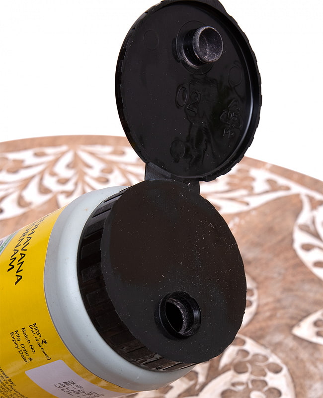 【3個セット】ナンブーディリ　ダンダヴァナ　チュルナム　歯磨き粉 - K P Namboodiri 5 - この穴からパウダーを出します