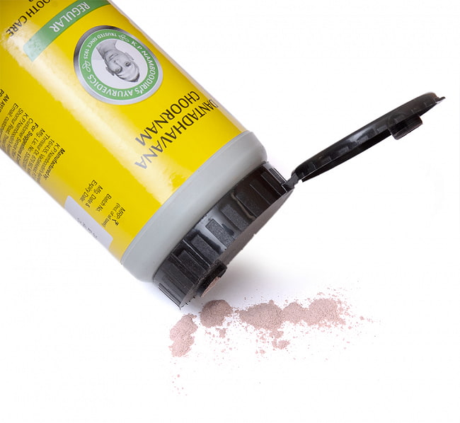 【3個セット】ナンブーディリ　ダンダヴァナ　チュルナム　歯磨き粉 - K P Namboodiri 6 - シナモンとハーブのいい香りがする歯磨き粉です。こちらは旧パッケージ品の写真です