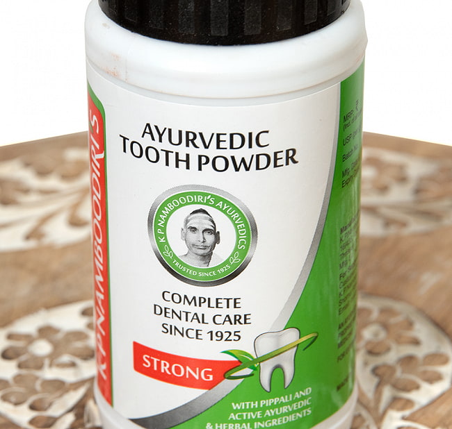 【3個セット】ナンブーディリ　ダンダヴァナ　チュルナム　ストロング歯磨き粉 -K P Namboodiri 4 - パッケージのアップです