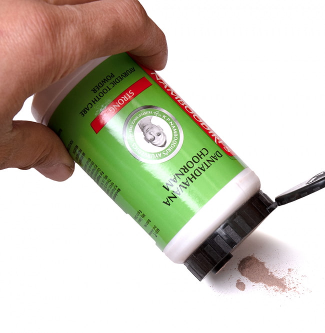 【3個セット】ナンブーディリ　ダンダヴァナ　チュルナム　ストロング歯磨き粉 -K P Namboodiri 7 - 中の歯磨き粉はシナモンとミントが合わさったような素敵な香りがします。こちらは旧パッケージ品の写真です。