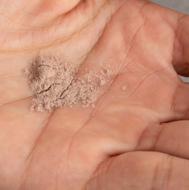 【3個セット】ナンブーディリ　ダンダヴァナ　チュルナム　ストロング歯磨き粉 -K P Namboodiri 8 - 手のひらに適量を出して