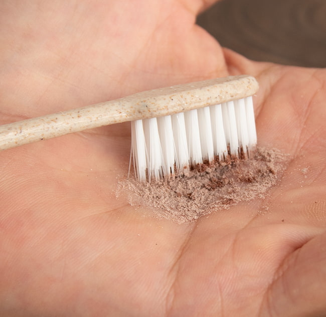 【3個セット】ナンブーディリ　ダンダヴァナ　チュルナム　ストロング歯磨き粉 -K P Namboodiri 9 - 濡らした歯ブラシにくっつけてご使用ください