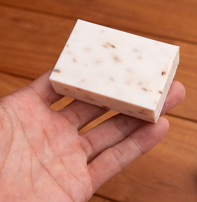 【6個セット】Ｄｅｖｏｔｉｏｎ　ナチュラル　チャンダン　バス　ソープ[75g] 5 - サイズ比較のために手に持ってみました。写真に写っている石鹸は「Ｄｅｖｏｔｉｏｎ　ナチュラル　グラブ　バス　ソープ」で、本品の色合いとは異なる場合ございます