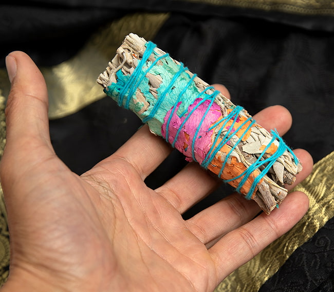 【3個セット】カリフォルニア ホワイトセージ バラのはなびら付き 無農薬 ワンド バンドル スティック [10cm  25g程度] 5 - サイズ比較のために手に持ってみました