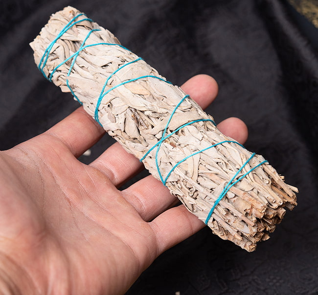 【10個セット】カリフォルニア ホワイトセージ 無農薬 ワンド バンドル スティック [16.5cm  45g程度]スマッジング　浄化 6 - サイズ比較のために手に持ってみました
