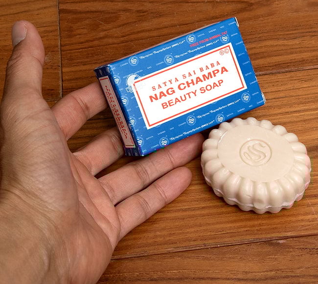 【6個セット】ナグチャンパ　ソープ - SATYA SAI BABA NAG CHAMPA BEAUTY SOAP [75g] 6 - サイズ比較のために手に持ってみました