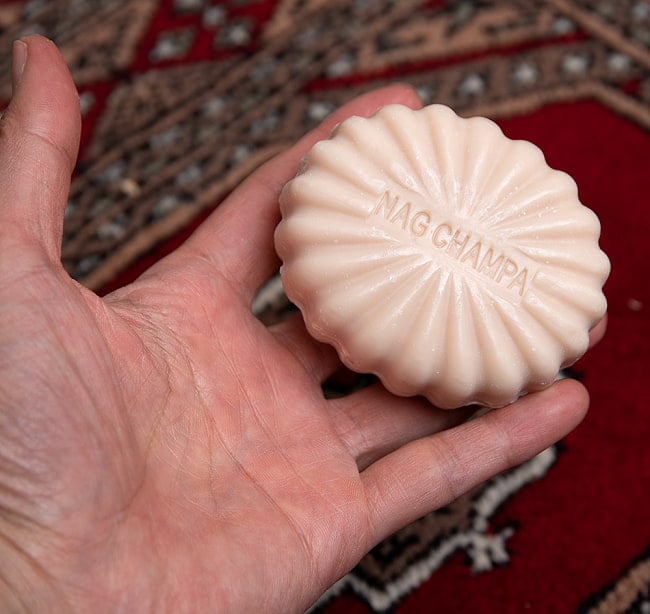 【4個セット】ナグチャンパ　ソープ - SATYA SAI BABA NAG CHAMPA BEAUTY SOAP [150g] 4 - サイズを感じていただく為、手に乗せてみました。