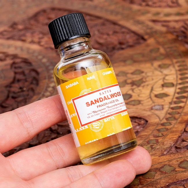 【12個セット】サンダルウッド　フレグランス オイル - SATYA SANDALWOOD FRAGRANCE OIL - 30ml【SATYA】 6 - このくらいのサイズ感になります
