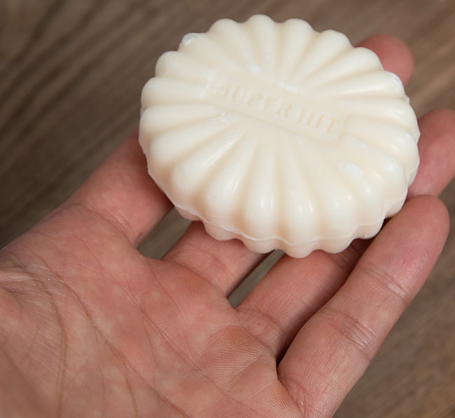 【送料無料・12個セット】サティヤ　スーパーヒット　ソープ - SATYA SUPER HIT BEAUTY SOAP [75g] 3 - サイズを感じていただく為、手に乗せてみました。