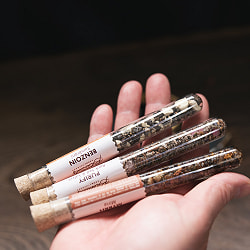 【自由に選べる3個セット】〔各種香りあり〕かわいいガラスチューブ瓶入り　樹脂香　ハーブ香　レジンインセンス　自然由来の豊かな香り　オラクルカードなどのスマッジングにも - サブ4