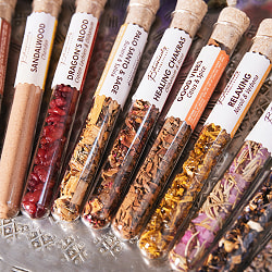 【自由に選べる6個セット】〔各種香りあり〕かわいいガラスチューブ瓶入り　樹脂香　ハーブ香　レジンインセンス　自然由来の豊かな香り　オラクルカードなどのスマッジングにも - サブ3