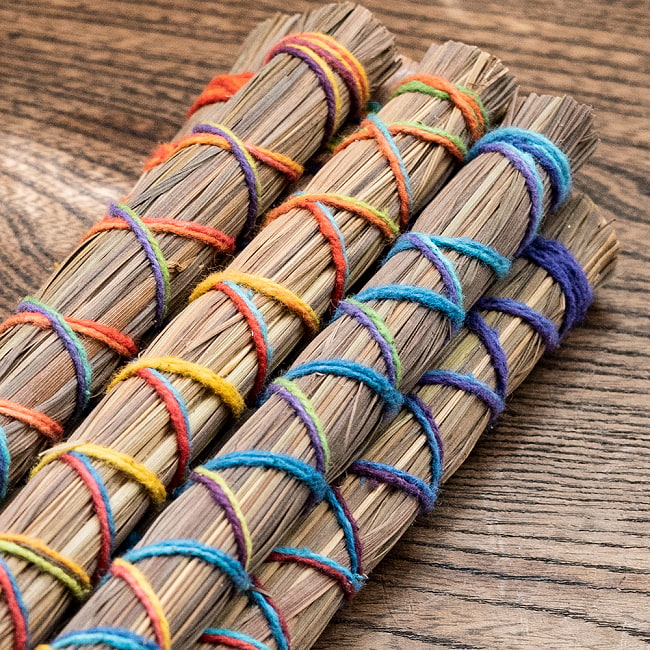 【5個セット】聖なるハーブ　スウィートグラス お香 スマッジング 浄化 4 - チャクラをイメージしたカラフルな糸でバンドルされています。