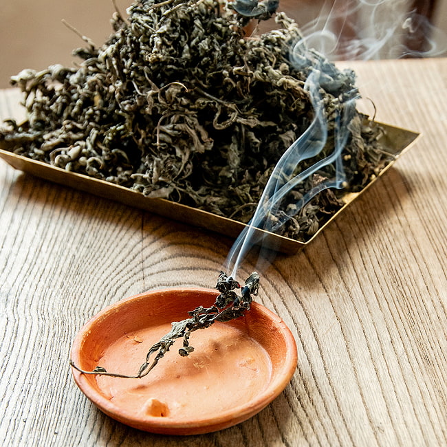 【2個セット】ヒマラヤン ブラック セージ 神聖なるヒマラヤ山脈に自生する天然のハーブ　スマッジング　浄化 7 - 炭の上に置いて焚くこともできますが、少し焚く際は葉にライターで着火するだけで、しばらくは煙が出てくれます。