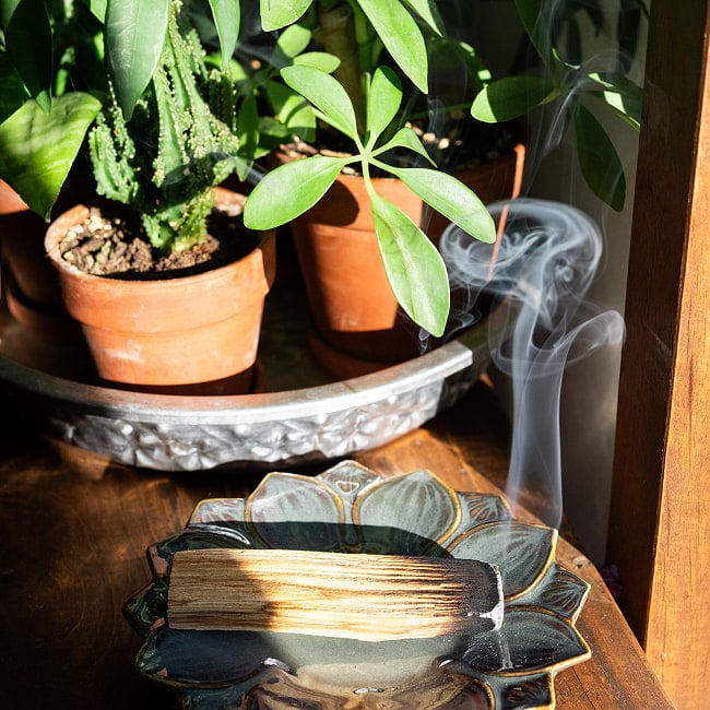 パロサント 香木 【約100gパック×2個セット 合計約200g】 パロサントスティック〔約100g〕 天然 品質の良いペルーのピウラ産　PALO SANTO　チャック付き袋　ヨガや瞑想　浄化などへ 7 - 焚いてみたところです。スティックのまま焚く方法がポピュラーですが、フレーク状にカットして焚いたりいろんな方法で使えます。