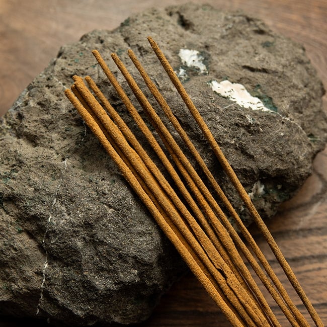 【6個セット】ナチュラルマサラ香 - Lajawab Natural Masala Bathi 3 - お香の表面をアップにしました。パウダーが付いている高級なお香です