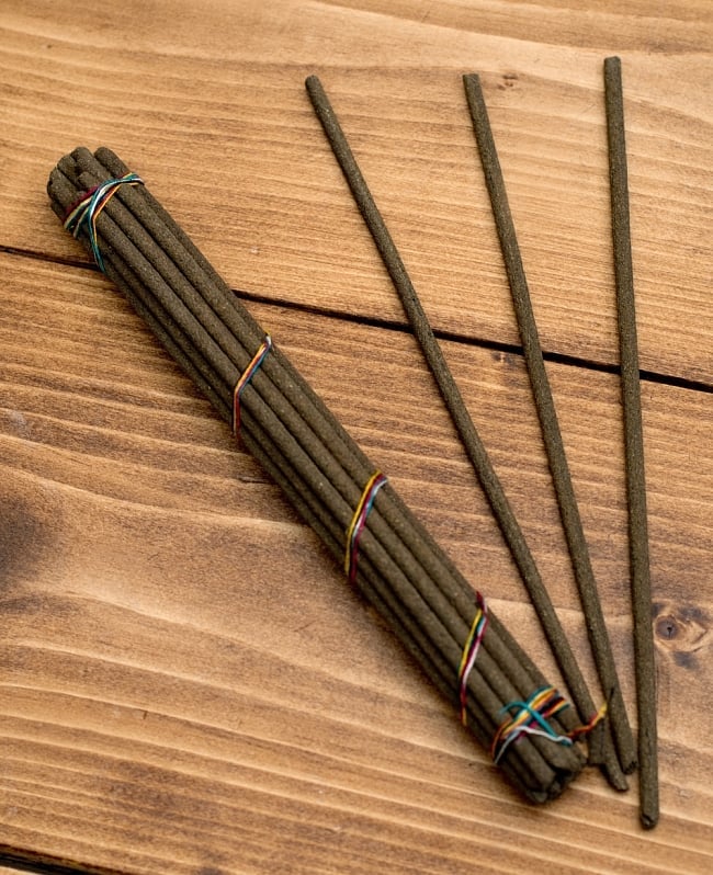 【6個セット】Natural Aromatherapeutic Incence - ナチュラル・アロマセラピー香 3 - 中身はこの様になっています。ナチュラル香なので1本1本長さが若干異なります。ご了承ください。
