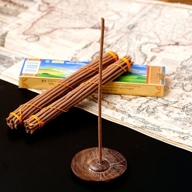 【6個セット】【約40本入り】Sorig チベタンインセンス【メン・ツィー・カンのお香】 8 - 通常のインド香よりも太いので、このようなチベット香用のお香立てをご使用ください。
